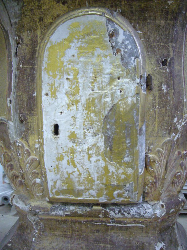 ensemble du retable du maître-autel : retable architecturé, autel tombeau, tableaux : La Crucifixion, Saint Pierre, Saint Paul et statues : Christ de la Résurrection, 4 anges