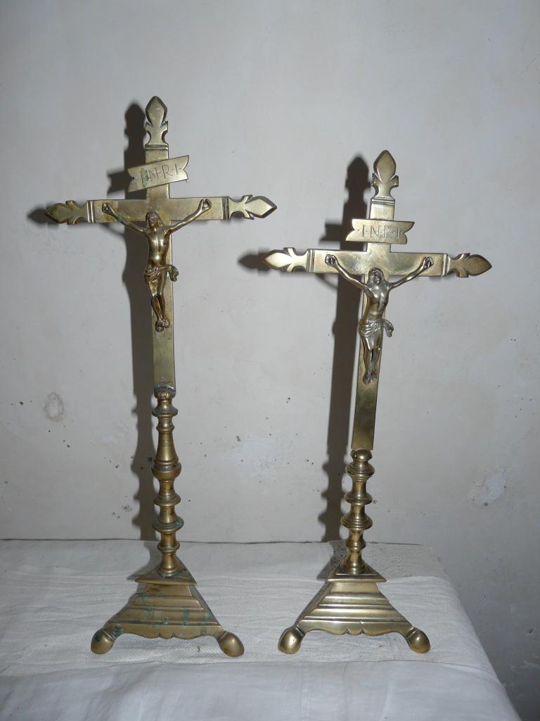 deux croix et six chandeliers d'autel