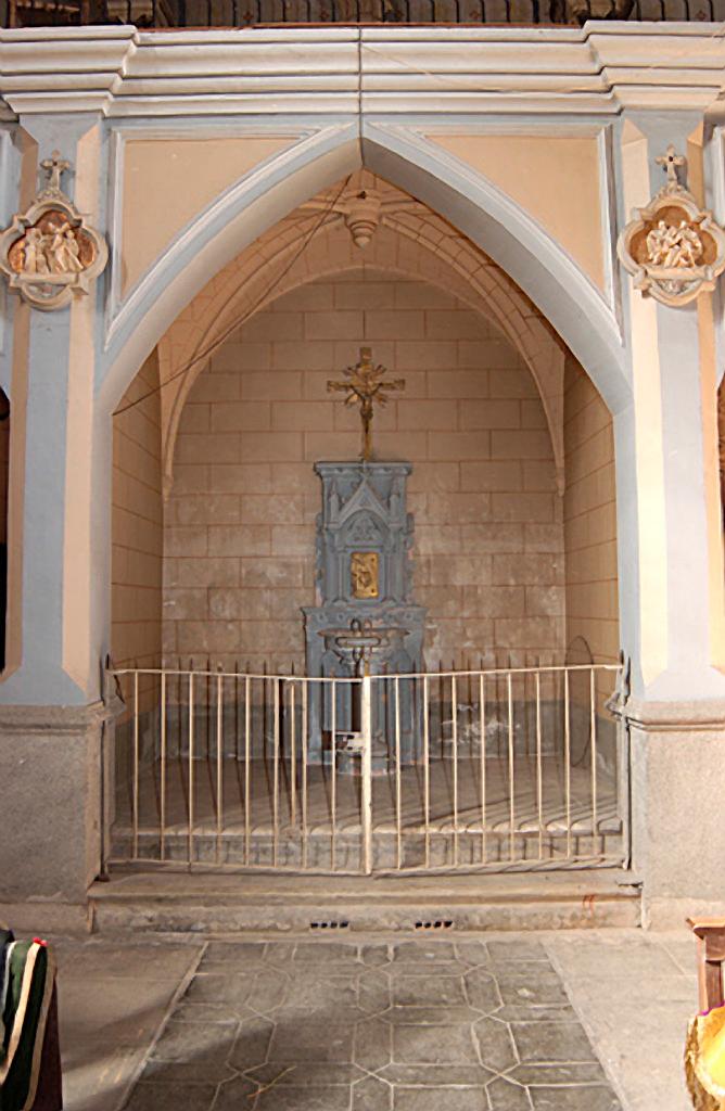 ensemble des fonts baptismaux (cuve baptismale à infusion) et de son autel contenant une armoire aux saintes huiles
