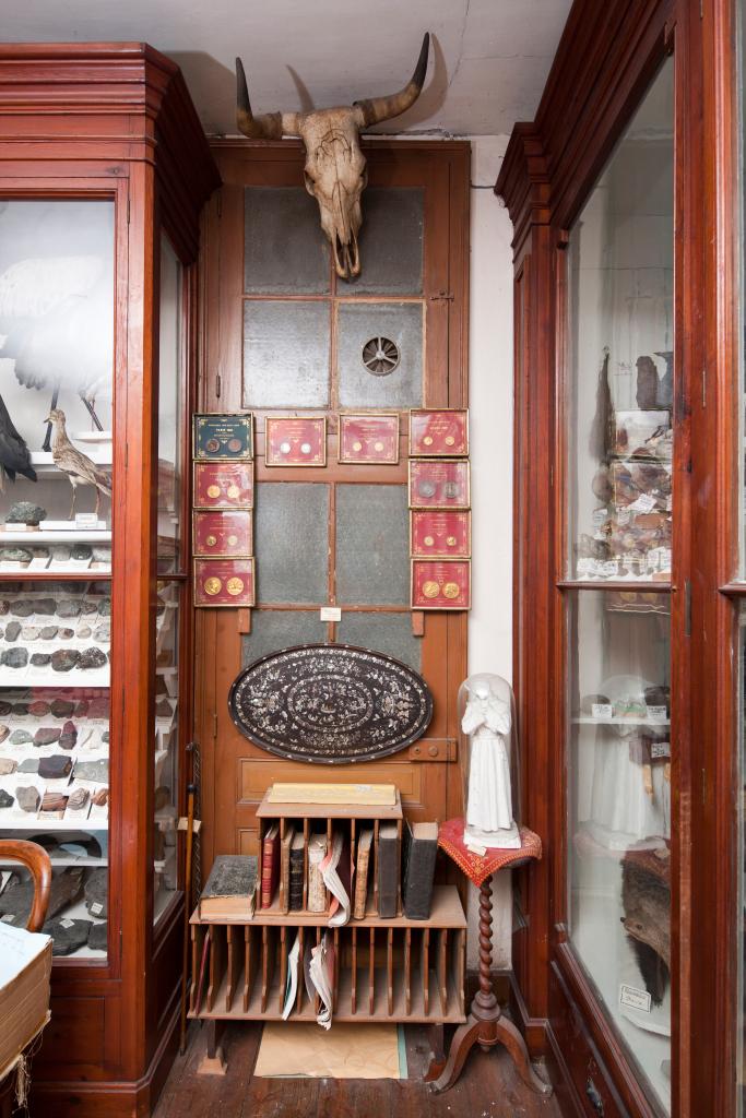 présentation du mobilier du musée de l'Institution Saint-Joseph