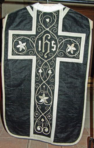 chasuble noire avec étole