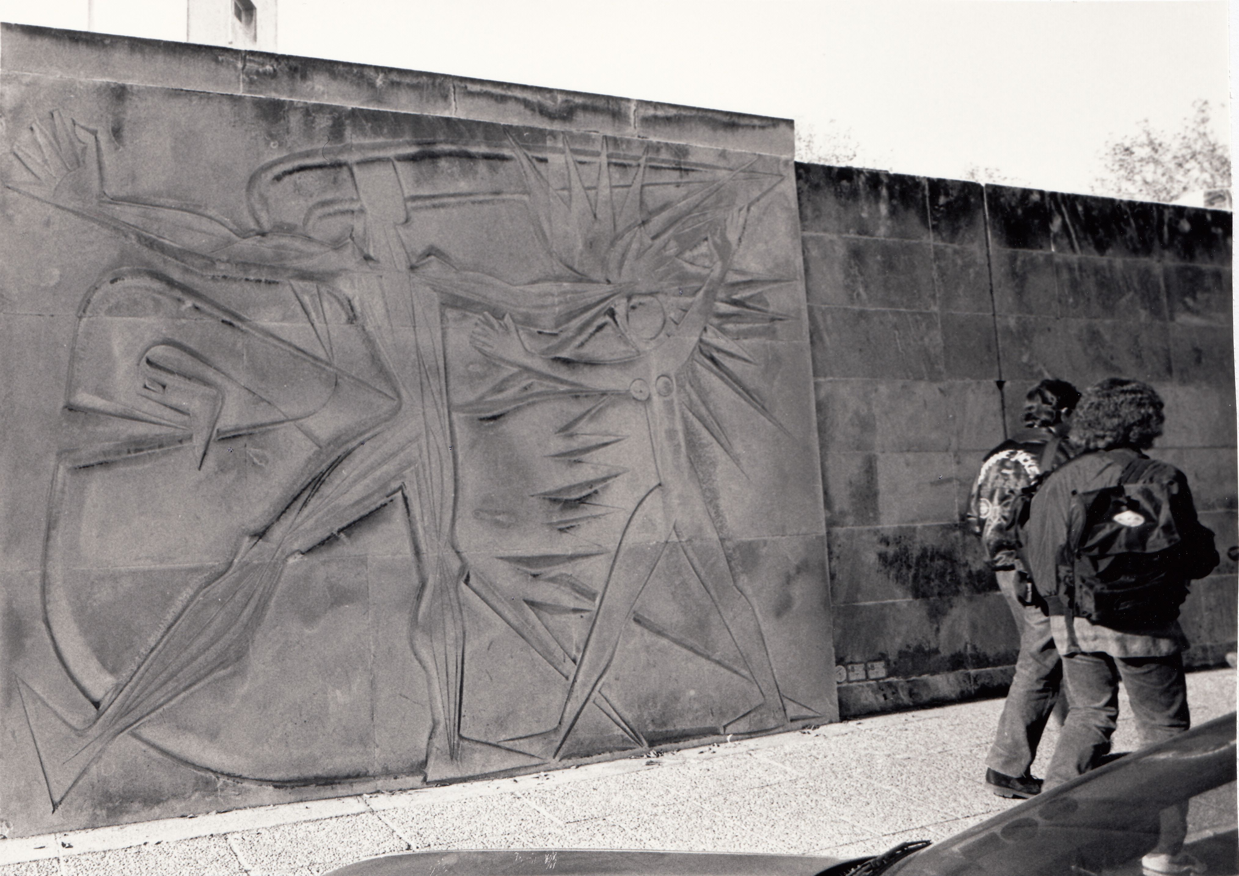 bas-relief du lycée anciennement Camargue, aujourd'hui Lycée Hemingway