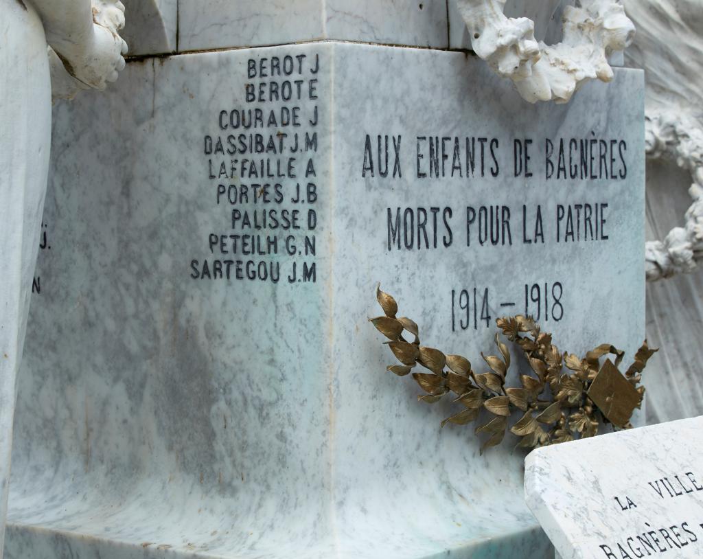 statues de personnages célèbres, de deux femmes et un jeune homme et dun coq