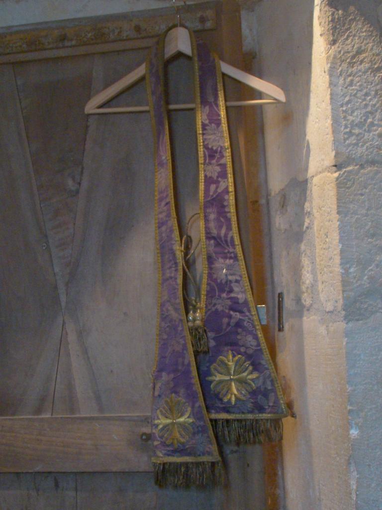 ornement violet : étole de clerc