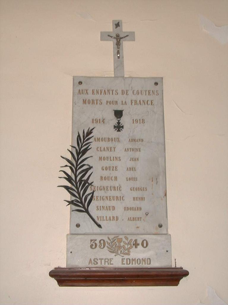 ensemble du monument aux morts de la guerre de 1914-1918 et de la guerre de 1939-1945 avec deux plaques commémoratives et la statue (petite nature) de Jeanne d'Arc sur sa console.