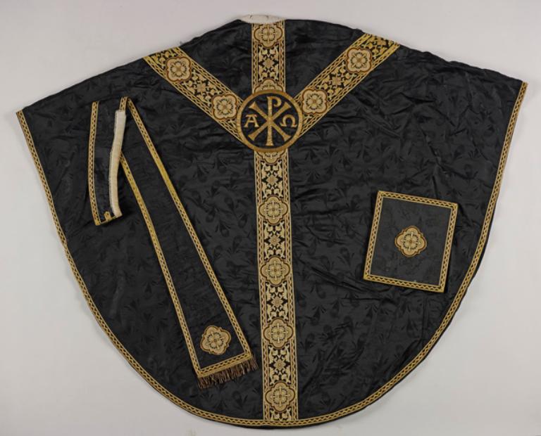 Chasuble noire avec étole et bourse de corporal (n° 66)