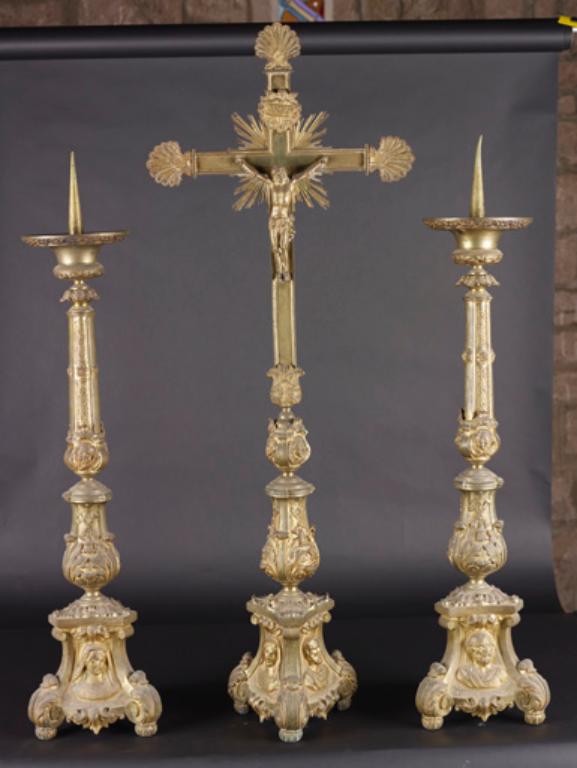 garniture d'autel comprenant croix et six chandeliers