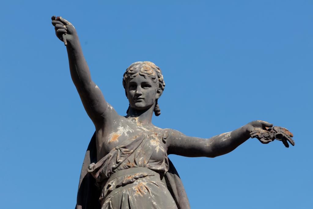 fontaine monumentale, statue de Marianne, titrée LA PAIX