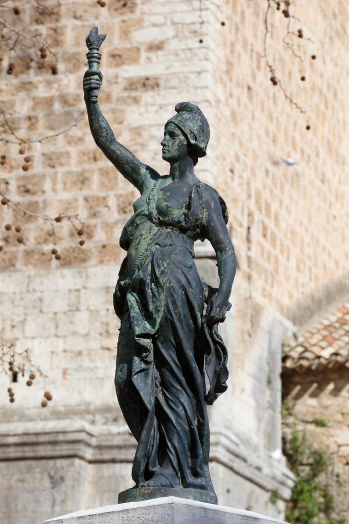 monument (monument commémoratif), fontaine monumentale de la république, avec une Marianne porteuse de lumière