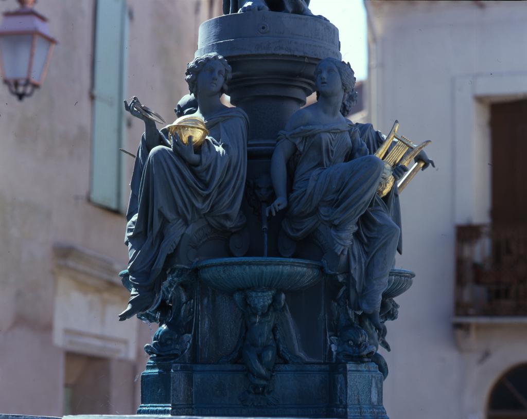 monument (monument commémoratif), fontaine monumentale, de la république