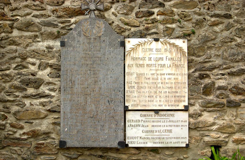 ensemble du monument aux morts (plaques commémoratives) de la guerre de 1914-1919, de la guerre de 1939-1945, de la guerre de 1946-1954 (Indochine), de la guerre de 1954-1962 (Algérie) et de la statue (grandeur nature) de Jeanne d'Arc