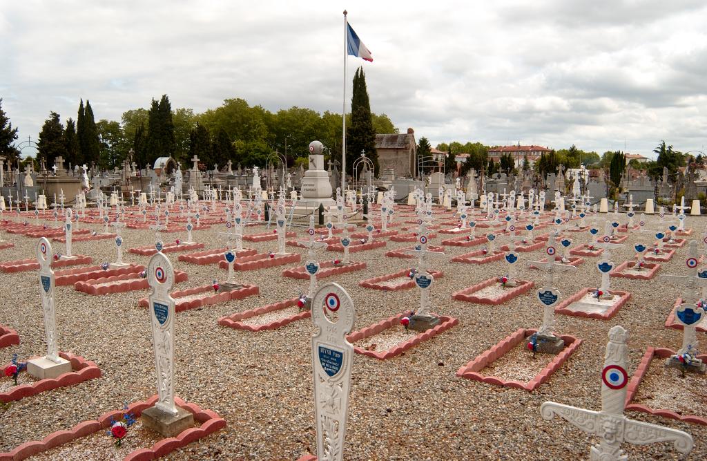 cimetière (carré militaire français) et édicule commémoratif de la guerre de 1914-1918 de la guerre de 1939-1945 et de la guerre d'Algérie