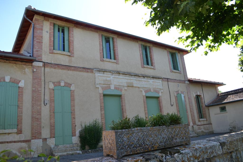 ancienne école, actuellement mairie et logement