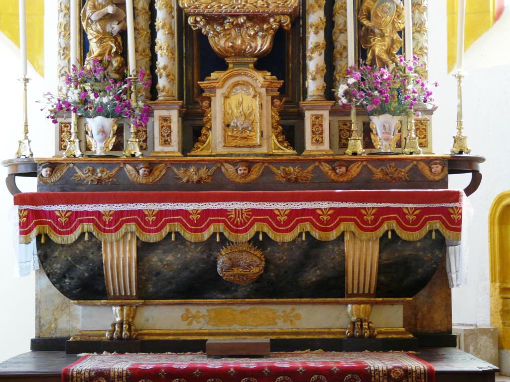 ensemble du retable du maître-autel : retable architecturé, autel tombeau, gradin d'autel, tabernacle, statues (8)