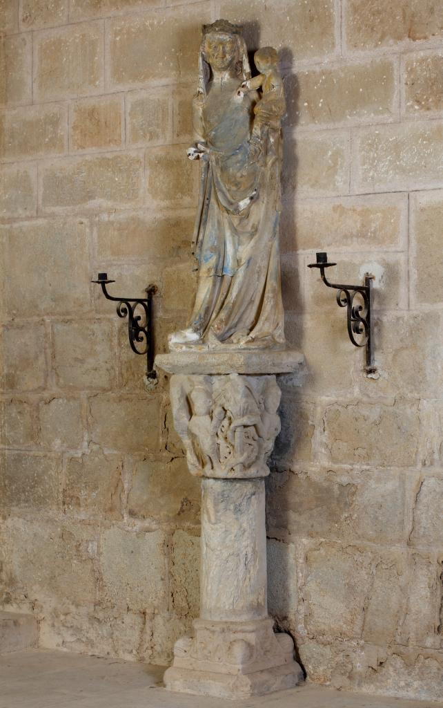 groupe sculpté : Vierge à l'Enfant et colonne à chapiteau roman