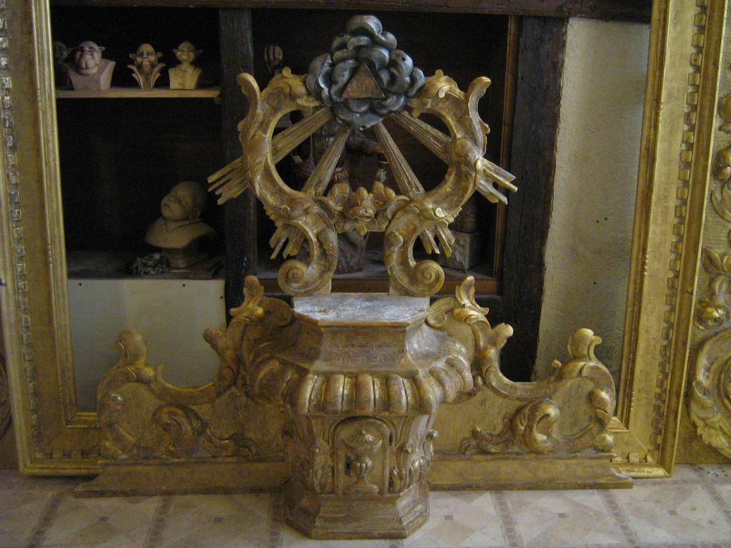 ancien retable du maître-autel, tabernacle à ailes et tableau : Crucifixion