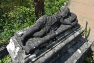 sculpture : gisant d'enfant