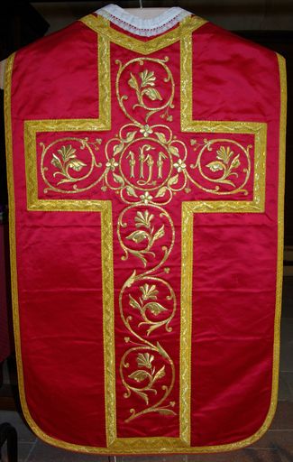 chasuble rouge avec manipule et bourse de corporal