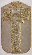 chasuble argent accompagnée de trois chapes, deux dalmatiques, deux étoles, trois manipules et une bourse de corporal (n° 35)