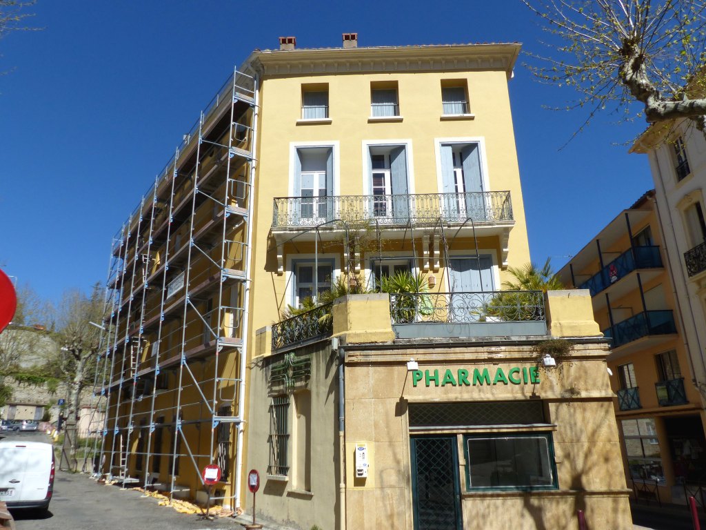 immeuble à logement et pharmacie