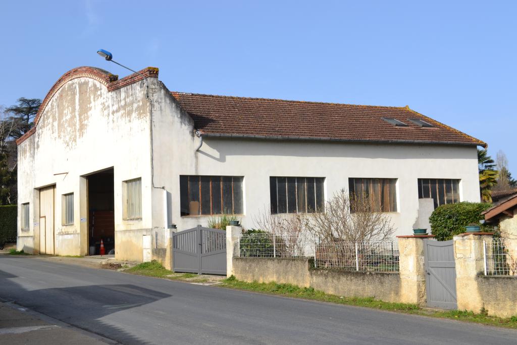 ancien garage ou atelier, actuellement ateliers communaux