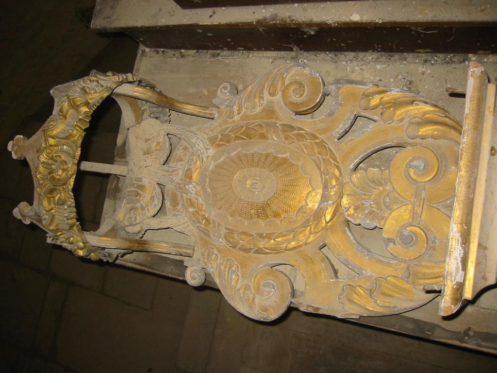 ensemble de l'autel majeur : autel tombeau, tabernacle à ailes, exposition