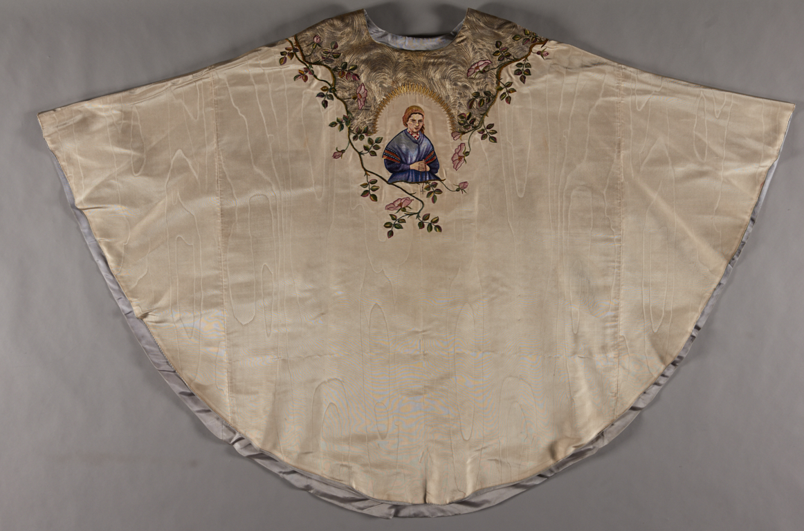 chasuble blanche et tour d'autel de Notre-Dame de Lourdes