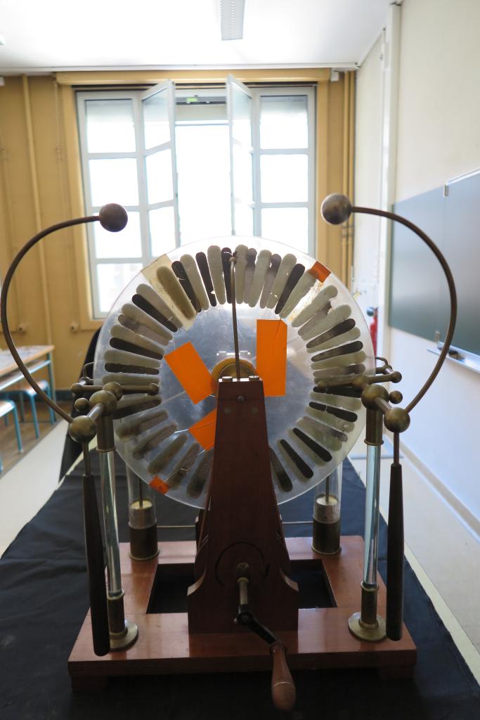 la collection d'objets de physique du lycée Saint-Sernin