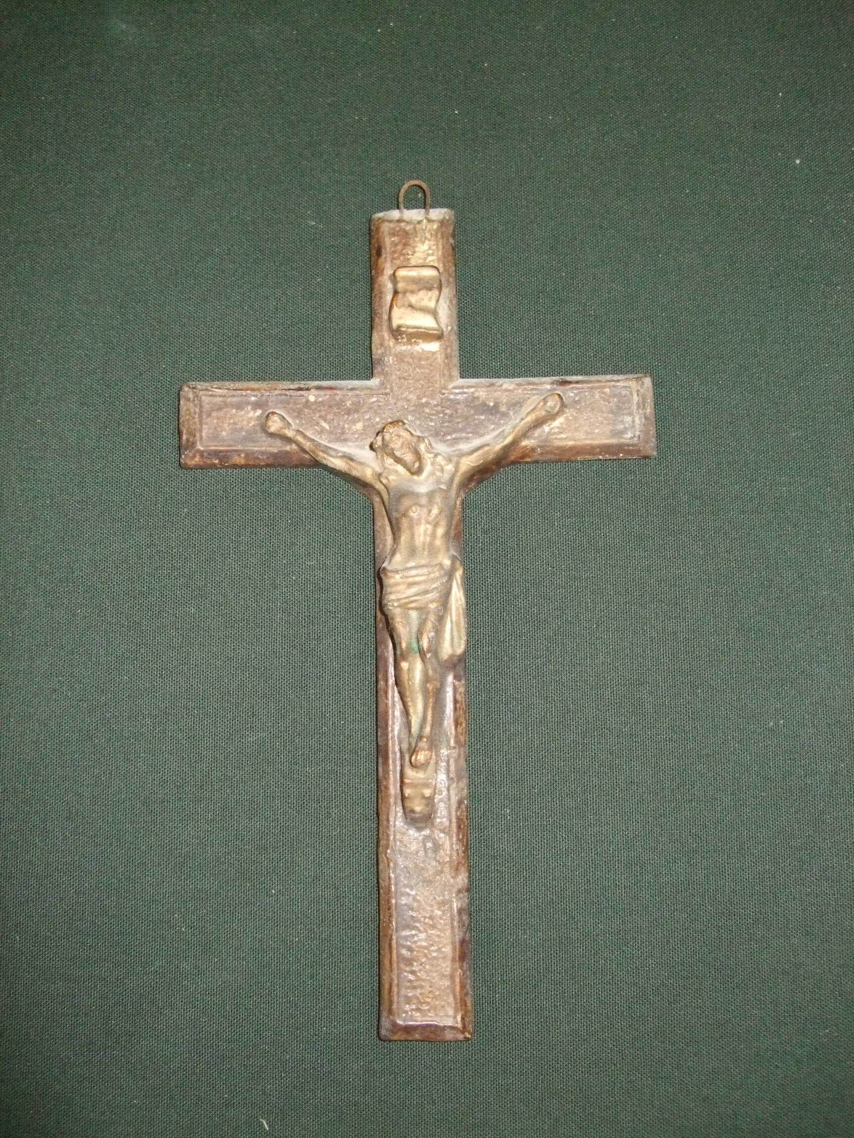 Ensemble de trois croix ; socle