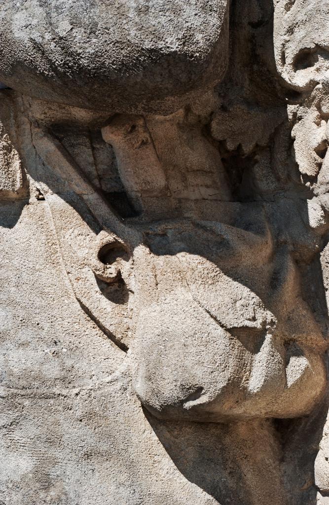 groupe sculpté représentant une Victoire ailée couronnant un Poilu quittant le champ de bataille