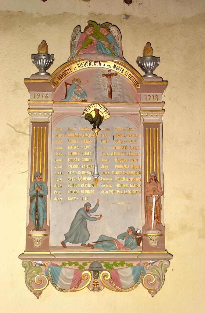 ensemble du monument aux morts de la guerre de 1914-1918 et de la statue (grandeur nature) de Jeanne d'Arc avec sa console