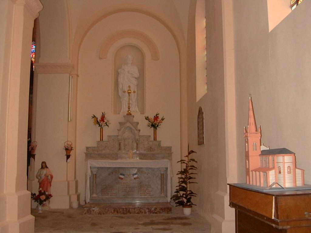 ensemble du monument aux morts de la guerre de 1914-1918 (autel secondaire, de style néo-roman), et de la guerre de 1939-1945 (plaque commémorative)