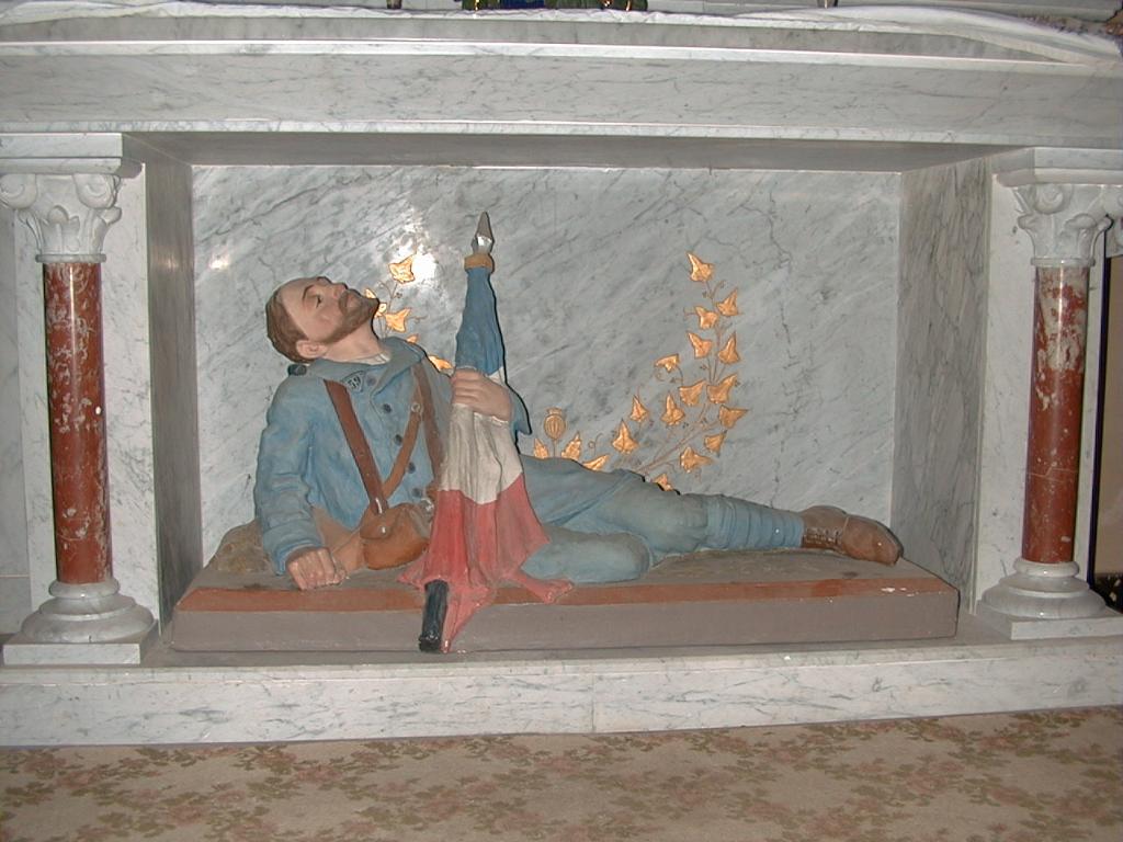 ensemble du monument aux morts,formé de l'autel, et des plaques commémoratives de la guerre de 1914-1918, du groupe sculpté relié (grandeur nature) : Mater Dolorosa, de la statue d'un Poilu et de celle de Jeanne d'Arc (figure colossale).