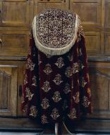 ornement pontifical rouge : 3 chapes, chasuble, 5 dalmatiques, 2 étoles, 3 manipules, bourse de corporal et le parement d'autel
