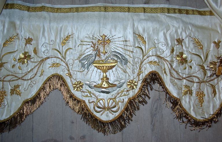 Tour d'autel blanc avec deux colombes buvant au canthare ou tenant un rameau d'olivier, et conopée