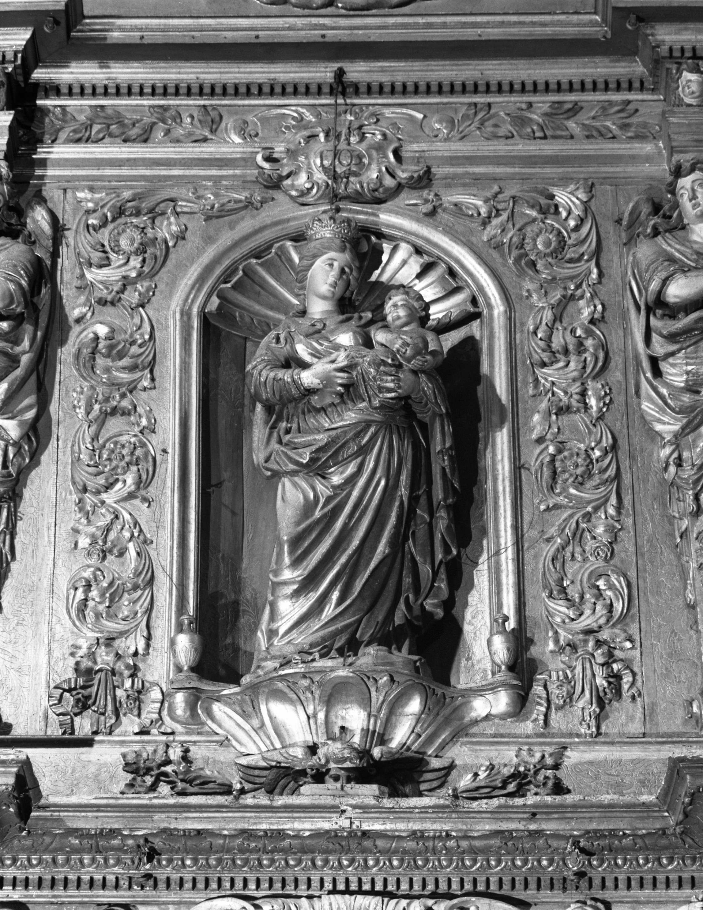 groupe sculpté : Vierge à l'Enfant, anges
