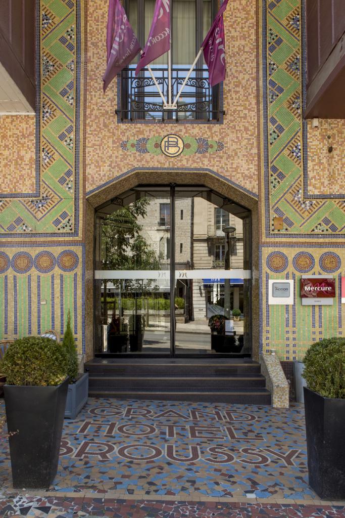 Grand Hôtel Broussy, aujourd'hui Hôtel Mercure, et Grand Café Riche, actuel café Le Broussy