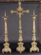 garniture d'autel comprenant croix d'autel et six chandeliers d'autel