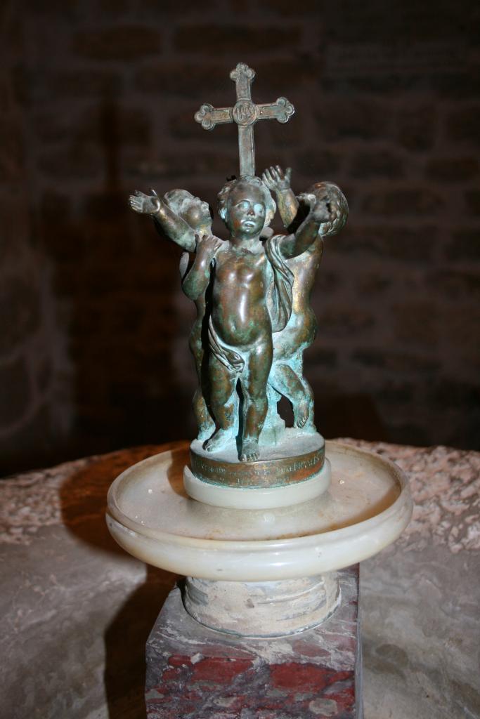 bénitier et groupe sculpté : Trois putti