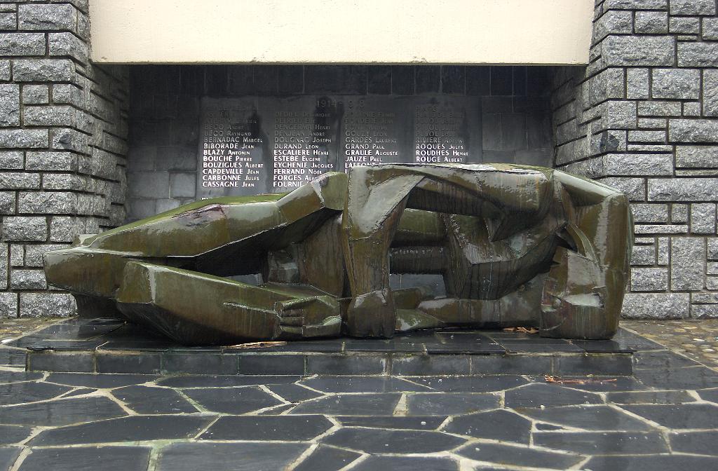 statue : ""guerrier gisant