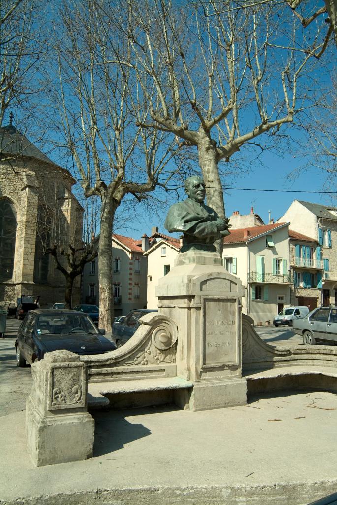 monument commémoratif de l'abbé Justin Bessou (1845-1918)