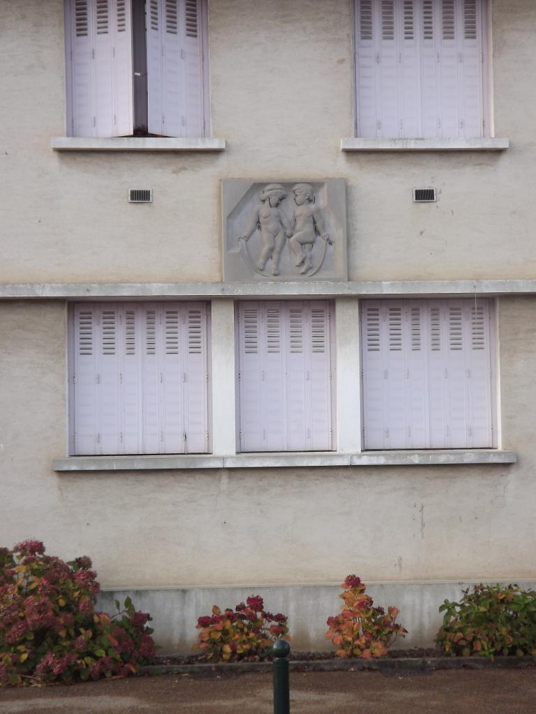 bas-relief : le jeu de deux bambins