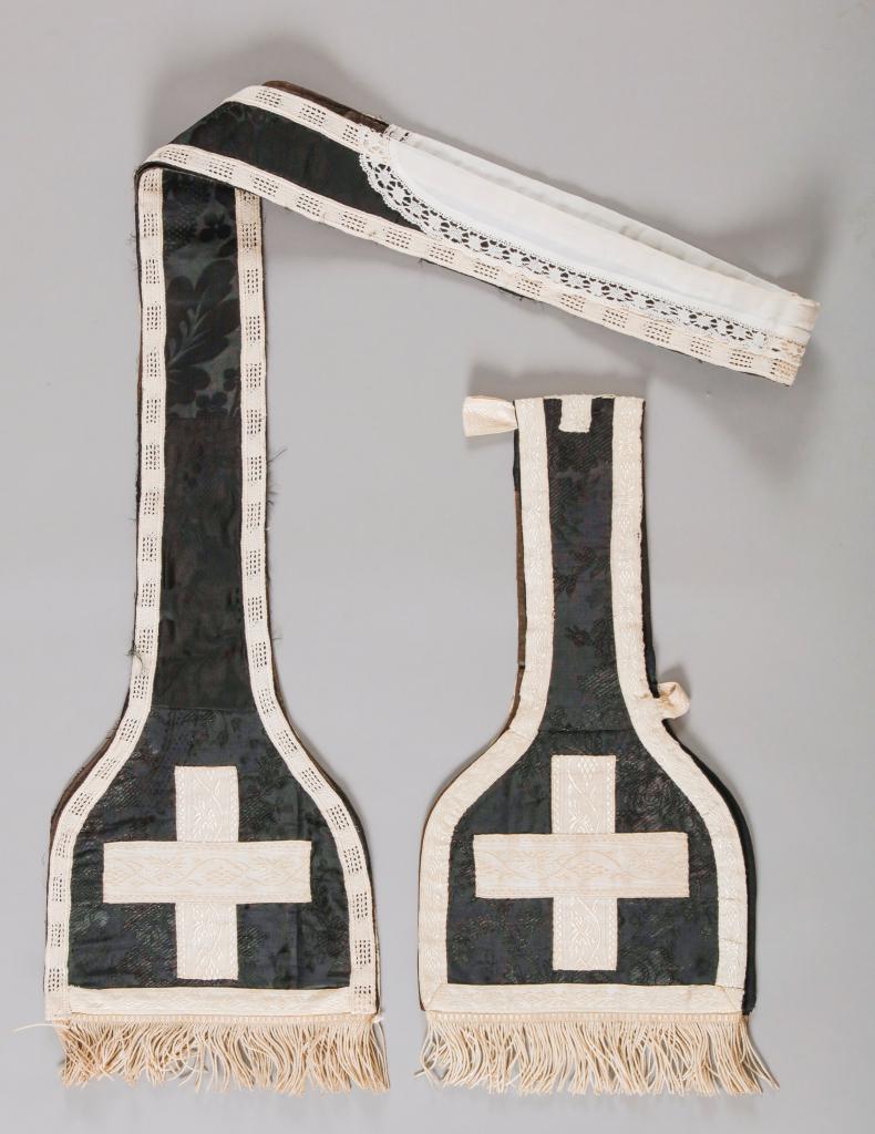 chasuble noire (re-teinture) avec étole et manipule