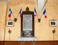tableau commémoratif de la guerre de 1914-1918 et de la guerre de 1939-1945, (plaques commémoratives) et son cadre
