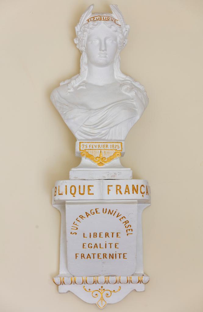 buste : Marianne, sur console