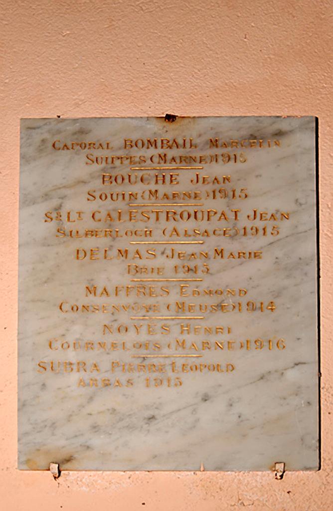 tableau commémoratif des morts de la guerre de 1914-1918 et la statue de Jeanne d'Arc (figure grandeur naturelle).