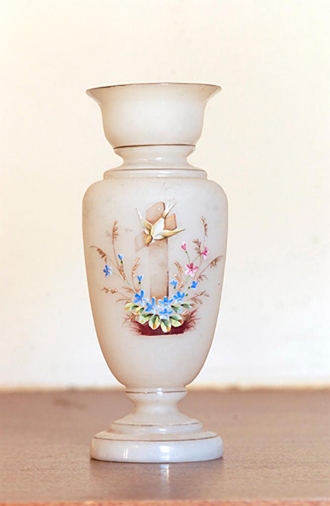 vase d'autel (vase urne) : Croix et colombe
