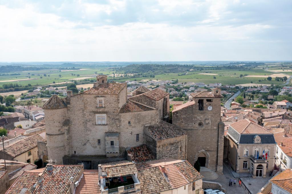 Vue aérienne oblique, le château, la chapelle castrale et l'église paroissiale.