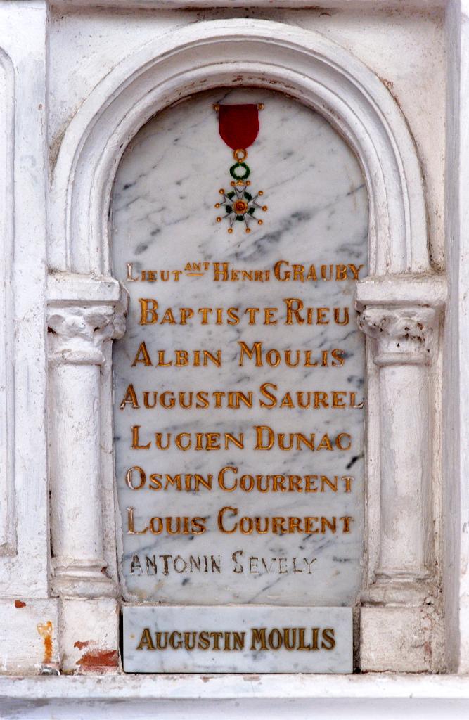 ensemble du monument aux morts de la guerre de 1914-1918 et de la guerre de 1939-1945 avec l'autel secondaire, la plaque commémorative, les deux statues (petite nature) de Jeanne d'Arc et de Sainte-Thérèse de l'Enfant Jésus sur des socles.