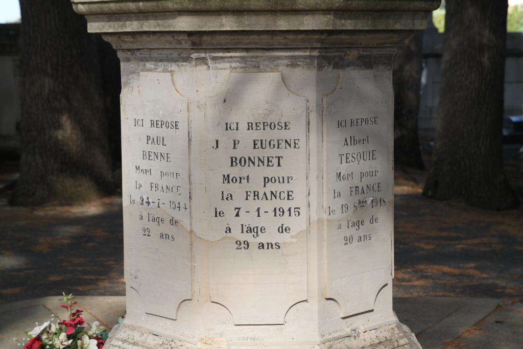 ensemble de 2 monuments aux morts et une croix monumentale à la mémoire des militaires morts au combat
